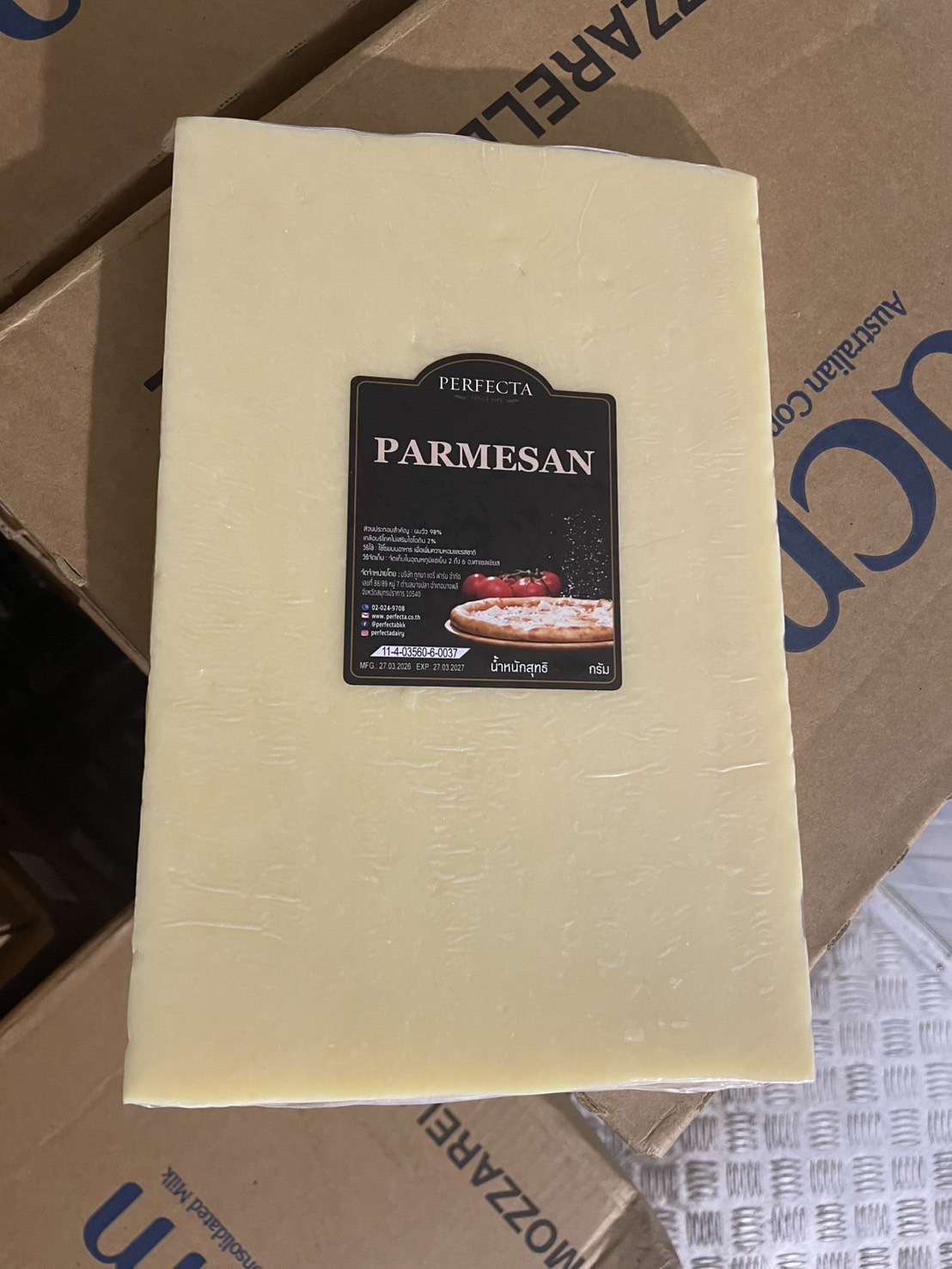Perfecta Parmesan cheese block 1 kg.